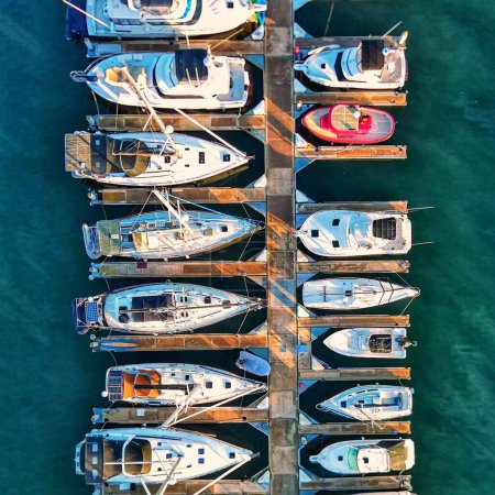 Foto de Una toma aérea de barcos cerca del muelle de madera en San Diego, California, EE.UU. - Imagen libre de derechos