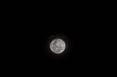 Foto de Una hermosa vista de la luna llena brillando en el cielo oscuro y sin nubes - Imagen libre de derechos