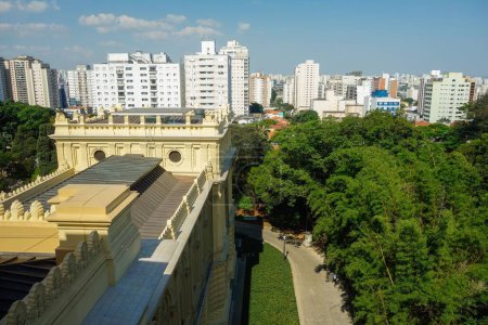 Téléchargez les photos : Vue en angle élevé du jardin et du bâtiment du musée Ipiranga avec le paysage urbain de Sao Paulo en toile de fond, Brésil - en image libre de droit