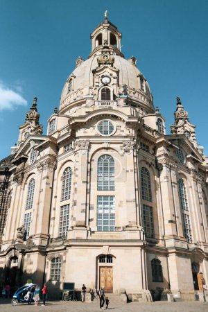 Téléchargez les photos : Vue en angle bas de la Frauenkirche de Dresde le jour - en image libre de droit