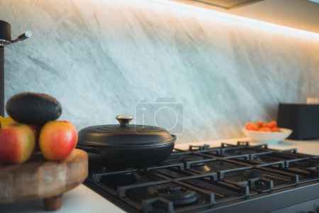 Foto de Una cocina moderna con frutas por una encimera negra - Imagen libre de derechos