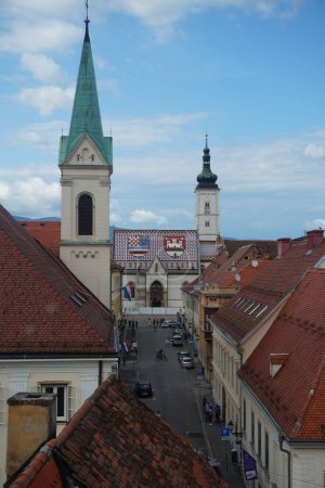 Téléchargez les photos : Un plan vertical de la rue menant à l'église de Saint-Marc à Zagreb, Croatie - en image libre de droit