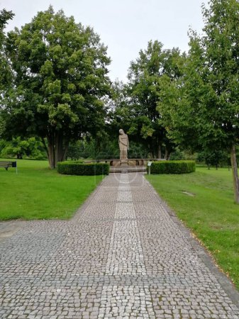 Foto de Un disparo vertical de una estatua conmemorativa de Lidice a los niños víctimas de la Segunda Guerra Mundial en un parque - Imagen libre de derechos