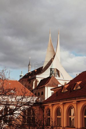 Foto de Un plano vertical del singular Monasterio de Emaús en Praga contra el cielo nublado - Imagen libre de derechos