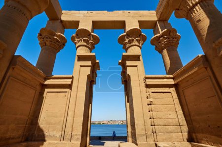 Téléchargez les photos : Un temple hypéthral du kiosque de Trajan de l'intérieur, situé sur l'île d'Agilkia dans le sud de l'Egypte - en image libre de droit