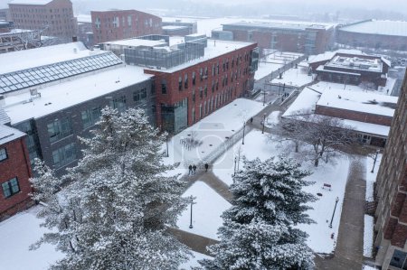 Foto de Una vista aérea de la Universidad de Massachusetts durante una tormenta de nieve - Imagen libre de derechos