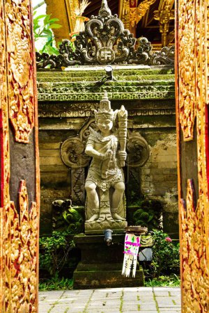 Foto de Una antigua estatua monstruo de piedra en un templo asiático para luchar contra los espíritus malignos y demonios para el alma cuerpo de la mente - Imagen libre de derechos