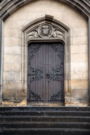 Téléchargez les photos : Plan vertical d'une porte d'un ancien bâtiment - en image libre de droit