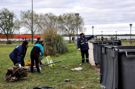 Téléchargez les photos : Plusieurs bénévoles classent les ordures extraites de la rivière Parana lors d'une journée de nettoyage à Rosario - en image libre de droit