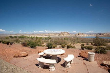 Téléchargez les photos : Un beau salon avec des tables extérieures et des sièges près du lac Powell à Page, Arizona - en image libre de droit