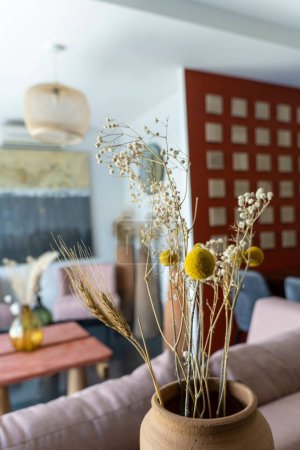 Téléchargez les photos : Un bel intérieur de salon dans une nouvelle maison de luxe avec vue sur la cuisine - en image libre de droit
