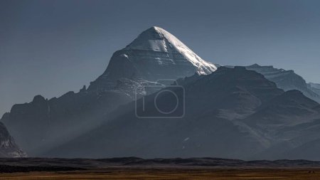 Téléchargez les photos : Un beau cliché du mont Kailash enneigé dans le comté de Taqin, préfecture d'Ali, Tibet, Chine - en image libre de droit