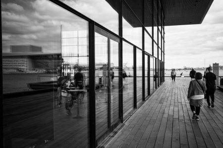 Téléchargez les photos : Une échelle de gris de personnes marchant dans le port de Copenhague - en image libre de droit
