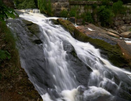 Téléchargez les photos : Une vue à grand angle d'exposition longue de l'eau jaillissant d'une cascade - en image libre de droit