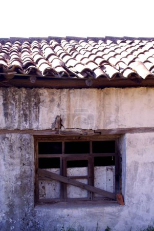 Foto de Un plano vertical de una vieja ventana de un edificio abandonado. - Imagen libre de derechos
