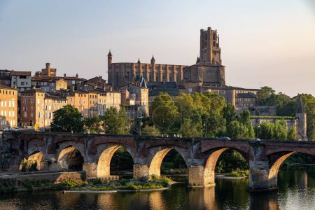 Téléchargez les photos : Une belle vue sur la ville française d'Albi avec le pont sur la rivière et la cathédrale. - en image libre de droit