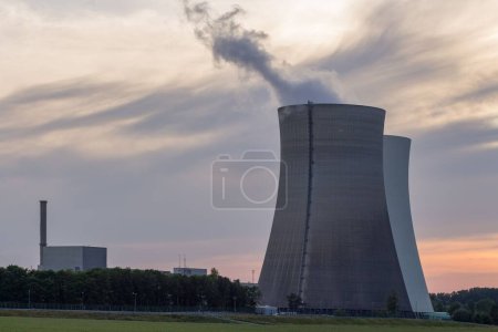 Foto de Una central nuclear con torres de refrigeración en Philippsburg, Alemania - Imagen libre de derechos