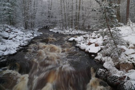 Téléchargez les photos : Gros plan d'une rivière qui coule en hiver - en image libre de droit