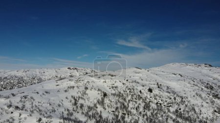 Téléchargez les photos : Une vue aérienne de la colline enneigée blanche - en image libre de droit