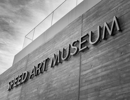 Foto de Escala de grises del edificio "Speed Art Museum" con su nombre en la pared de Louisville, KY, EE.UU. - Imagen libre de derechos