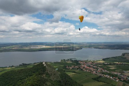 Téléchargez les photos : Vue aérienne d'une personne parapente avec un ciel bleu nuageux en arrière-plan, République tchèque - en image libre de droit