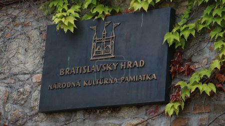 Téléchargez les photos : Panneau du bâtiment Narodna Rada à Bratislava, Slovaquie - en image libre de droit