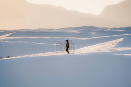 Téléchargez les photos : Une femme vêtue de noir attend avec impatience le parc national White Sands, au Nouveau-Mexique - en image libre de droit