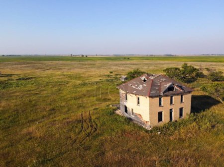 Téléchargez les photos : Vue aérienne d'une ferme abandonnée dans les Prairies de la Saskatchewan, Canada - en image libre de droit