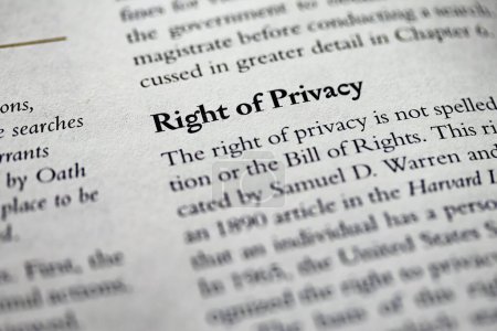 Foto de La frase resaltada Derecho a la privacidad escrita en un libro de texto de derecho legal de los negocios - Imagen libre de derechos