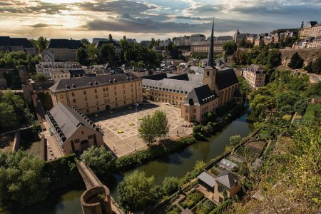 Foto de Una hermosa vista de la Abadía de Neumunster y los edificios en Luxemburgo contra el amanecer escénico - Imagen libre de derechos