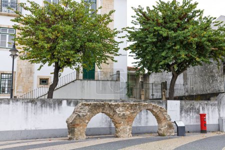 Foto de Los Arcos De Azenha medievales en el centro histórico de la ciudad de Leiria en Portugal - Imagen libre de derechos