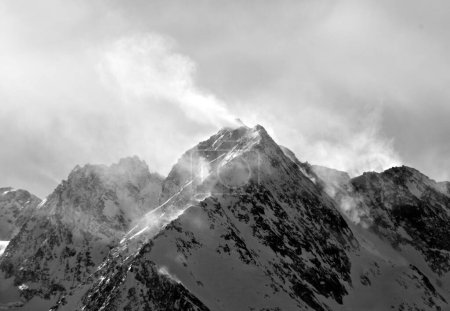 Foto de Una escala de grises de picos nevados de los Alpes franceses - Imagen libre de derechos