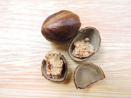 Téléchargez les photos : La noix de muscade est utilisée dans de nombreux plats sucrés, ainsi que salés comme agent aromatisant. - en image libre de droit