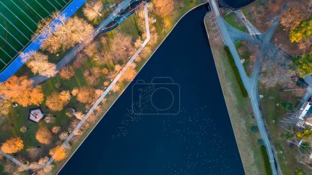 Foto de Una vista aérea del agua y las costas de Long Island - un parque durante un hermoso amanecer en un día de otoño - Imagen libre de derechos