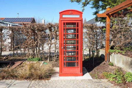 Téléchargez les photos : Une cabine téléphonique rouge à Augsbourg, Allemagne - en image libre de droit