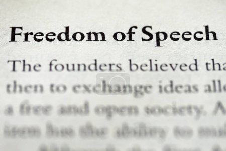 Foto de El término resaltado Libertad de Expresión escrito en un libro de texto de Derecho Jurídico Empresarial - Imagen libre de derechos