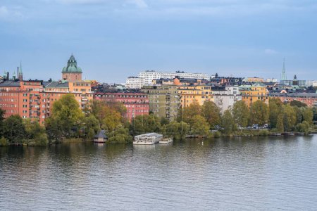 Téléchargez les photos : Le ciel bleu sur la ville de Stockholm et le port de l'autre côté de la rivière - en image libre de droit