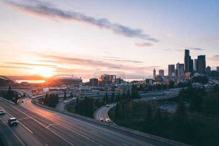 Téléchargez les photos : Une skyline de Seattle moderne au coucher du soleil - en image libre de droit