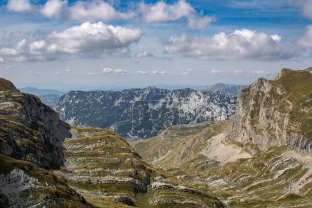 Foto de Una hermosa escena natural de las montañas Durmitor con un pico Bobotov Kuk durante el día en Montenegro - Imagen libre de derechos