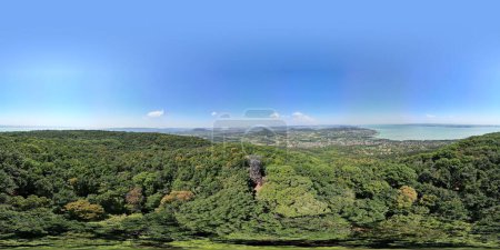 Téléchargez les photos : Une vue aérienne de la tour d'observation de Kisfaludy et du paysage forestier en Hongrie - en image libre de droit