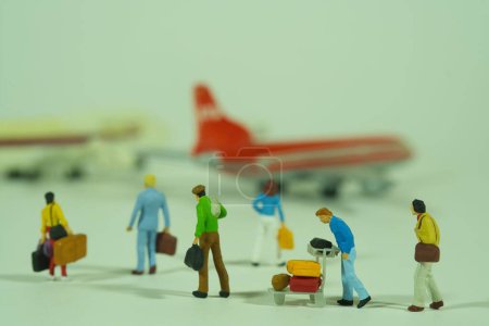 Foto de Viajando personas con equipaje en el aeropuerto, figuras en miniatura escena - Imagen libre de derechos