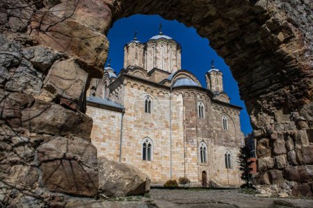 Téléchargez les photos : L'ancien arc de pierre avec le fond du monastère orthodoxe Manasija à Despotovac, Serbie - en image libre de droit