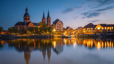 Foto de Una hermosa toma de la catedral en Seligenstadt, Hesse, Alemania por la noche, sobre el río Main - Imagen libre de derechos