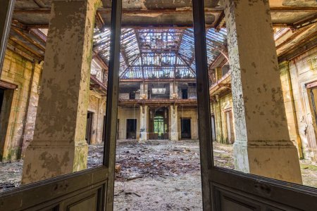 Foto de Un edificio de oficinas abandonado de una antigua fábrica de acero en Hayange, Francia, después del declive de la industria siderúrgica local - Imagen libre de derechos
