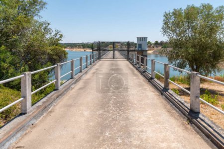 Téléchargez les photos : Le sentier sur le barrage de Montargil dans la municipalité de Ponte de Sor, Portalegre, Portugal. - en image libre de droit