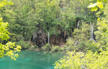 Foto de Un hermoso paisaje de un lago, cascadas y vegetación en el Parque Nacional de los Lagos Plitvice - Imagen libre de derechos