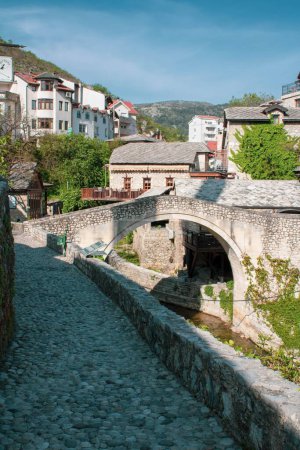 Téléchargez les photos : La belle architecture de Mostar Old Bridge sur la rivière Neretva en Bosnie-Herzégovine - en image libre de droit