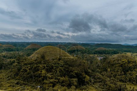 Téléchargez les photos : Une vue aérienne des collines boisées par une journée nuageuse - en image libre de droit