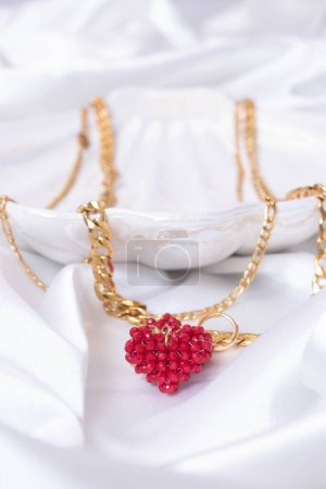 Téléchargez les photos : Un gros plan d'un collier rouge en forme de coeur - en image libre de droit