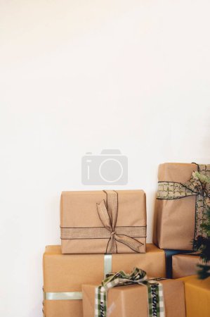 Foto de Muchas cajas de regalo con arcos en el suelo - Regalos de Navidad - Imagen libre de derechos